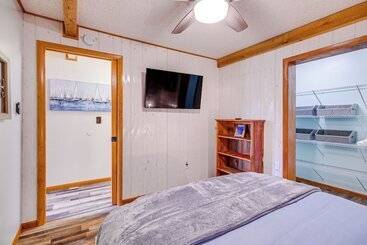 Charming Clam Lake Cottage W/ Dock & Deck!