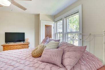 Сельский дом Charming Lake Mills Home Near Rock Lake & Beach