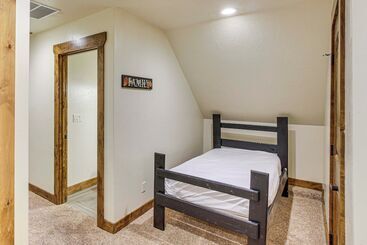 کلبه Exciting Garden City Gem W/ Home Theater & Hot Tub