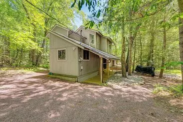 Family Pocono Pines Cottage W/ Deck & Creek Access