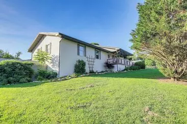 Family Sevierville Cottage W/ Game Room & Hot Tub!