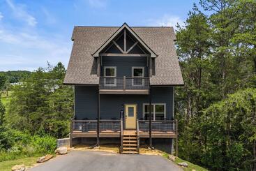 Landhus Modern Cabin W/ Pool, Hot Tub, Games & More!