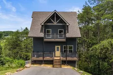 Mökkimajoitus Modern Cabin W/ Pool, Hot Tub, Games & More!