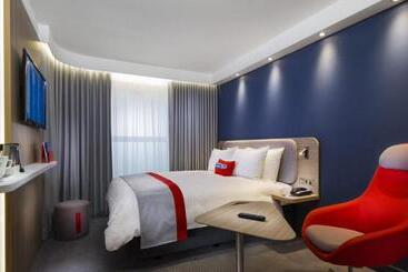 בית מלון כפרי Holiday Inn Express Paris Poissy, An Ihg