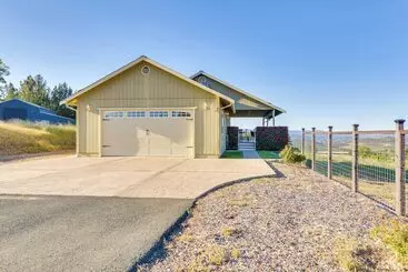 Kelseyville Cottage: Private Deck & On Site Winery