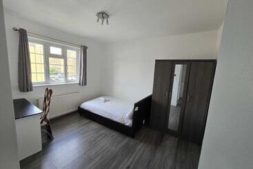 Пансион Room In Guest Room   Limehouse Townhomes Modern Spacious Double Room