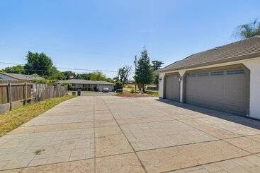 Mökkimajoitus Spacious Delhi Home W/ Fireplaces, Patio & Grill!