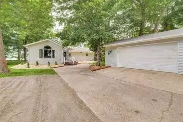 Mökkimajoitus Spacious Detroit Lakes Home W/ Private Deck!