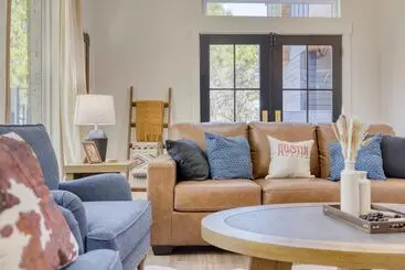 Mökkimajoitus Pool, Hot Tub, Game Room, Fire Pit Luxe & Private 4bdr Maverick By Avantstay