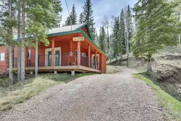 コテージ Hike, Unwind & Bring Your Pet: Deadwood Cabin!