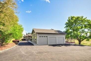 Hus på landet Portland Area Group Getaway: Hot Tub & Views!