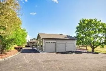 Mökkimajoitus Portland Area Group Getaway: Hot Tub & Views!