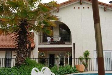 Lakehouse Bed And Breakfast