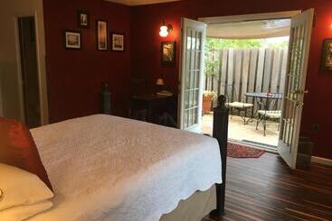 Lakehouse Bed And Breakfast