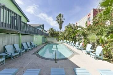 Upper Deck Hotel And Bar Adults Only