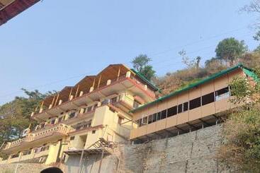 Azad Hotel Cottage And Restaurant