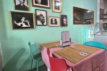 Bed and Breakfast Cozy Stay & Breakfast At Kneading Peace Café