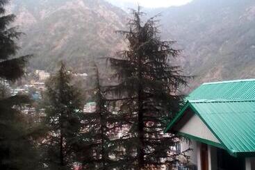Himalayan Mountain Triund Hill Trekkers And Waterfalls View Hostel