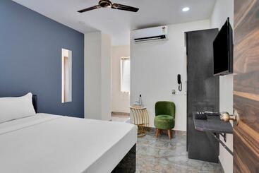 Отель Iroomz Ikon Stay