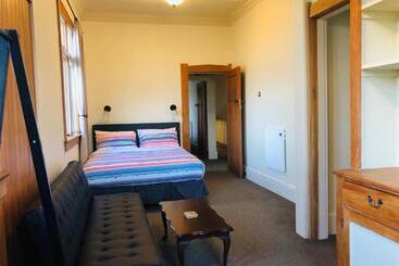 تختخواب و صبحانه Penmarric House Self Check In