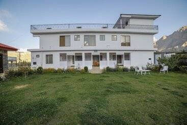 Hotelli Roomph Premium Al Noor Airport Road