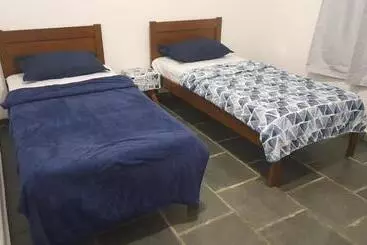 ペンション Quarto Com Três Camas De Solteiro