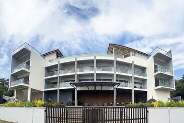 Hotel Mazarine Surf Suites