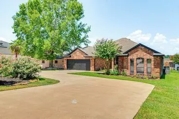 Mökkimajoitus Conroe Lake House: Luxe Pool, Private Dock & Games