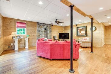 コテージ Cozy Louisa Escape W/ Patio + Pool Access!