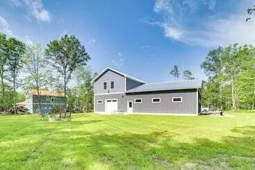 Mökkimajoitus Higgins Lake Barndominium W/ Boat Parking!