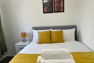 اقامتگاه Birmingham Luxury House   Modern Retreat