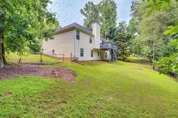 Mökkimajoitus Game Room & Peaceful Deck: Dacula Family Home