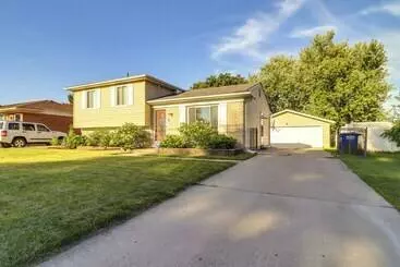 Mökkimajoitus Westland Family Home W/ Deck & Fenced Yard