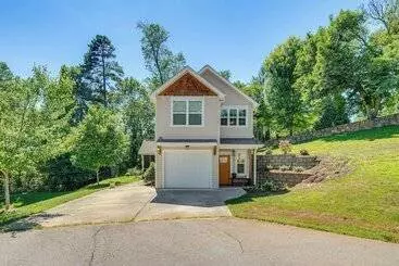 Mökkimajoitus Candler Home W/ Porch & Backyard: Near Asheville!