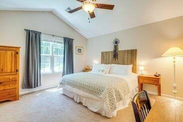 بيت ريفى Candler Home W/ Porch & Backyard: Near Asheville!