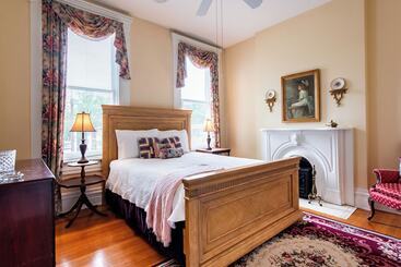 Dupont Mansion Bed & Breakfast