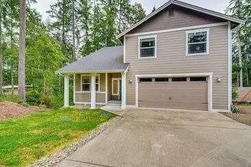Landhus Lakefront Home By Gig Harbor: Quiet Family Retreat