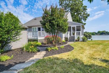 Mökkimajoitus Middle River Retreat W/ 150  Pier: Dogs Welcome!