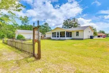 Mökkimajoitus Navarre House W/ Game Room: 5 Mi To Beaches!