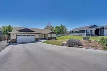 Landhus Pet Friendly Klamath Falls Home W/ Private Yard!
