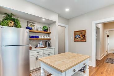 Сельский дом Walkable Zelienople Home W/ Patio & Grill!