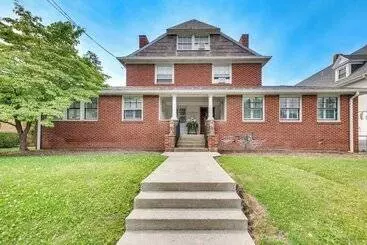 Mökkimajoitus Walkable Zelienople Home W/ Patio & Grill!