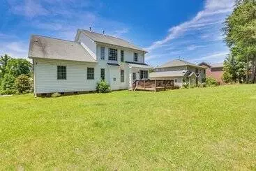 Mökkimajoitus Spacious High Point Family Home W/ Yard & Grill