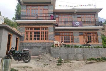 Bros Hostel & Cafe, Sissu