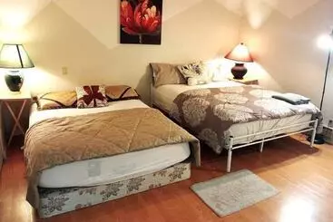 Bed & Breakfast Beautiful Spacious Family Room With Insuite Bathroom  Near Guildford Mall F3