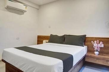 בית מלון כפרי Oyo R P Hospitality