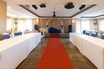 Hotel Reddoorz Plus @ Project 6 Quezon City