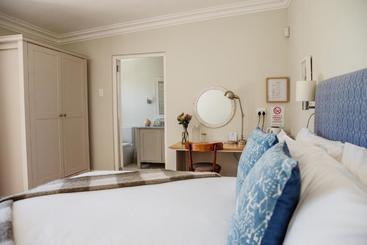 تختخواب و صبحانه Cornerstone Manor