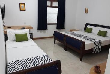 هتل 27 Cafe Zanzibar Airport