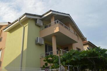 پانسیون Yanis